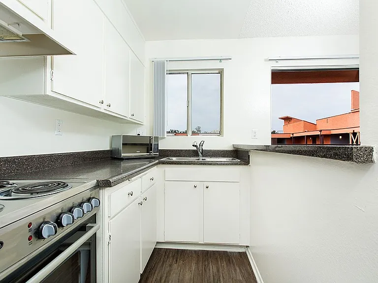 Westwood Villa — Photo 36