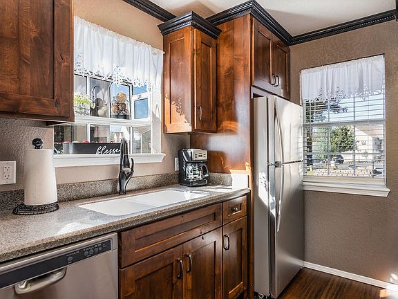 5th image of 19 Gold Finch Dr APT 4