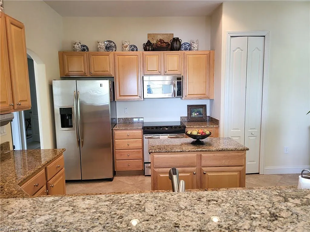 3 bed, 2.0 bath, 1877 sqft, $2,900 — Photo 2