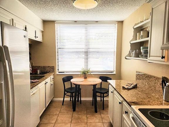 4th image of 825 Egret Cir APT 111