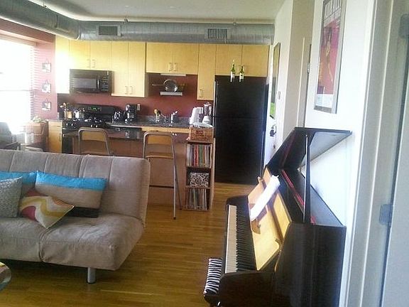 2nd image of 4537 S Drexel Blvd APT 205
