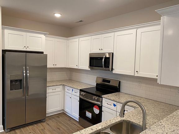 4th image of 2622 Cedrus Ave