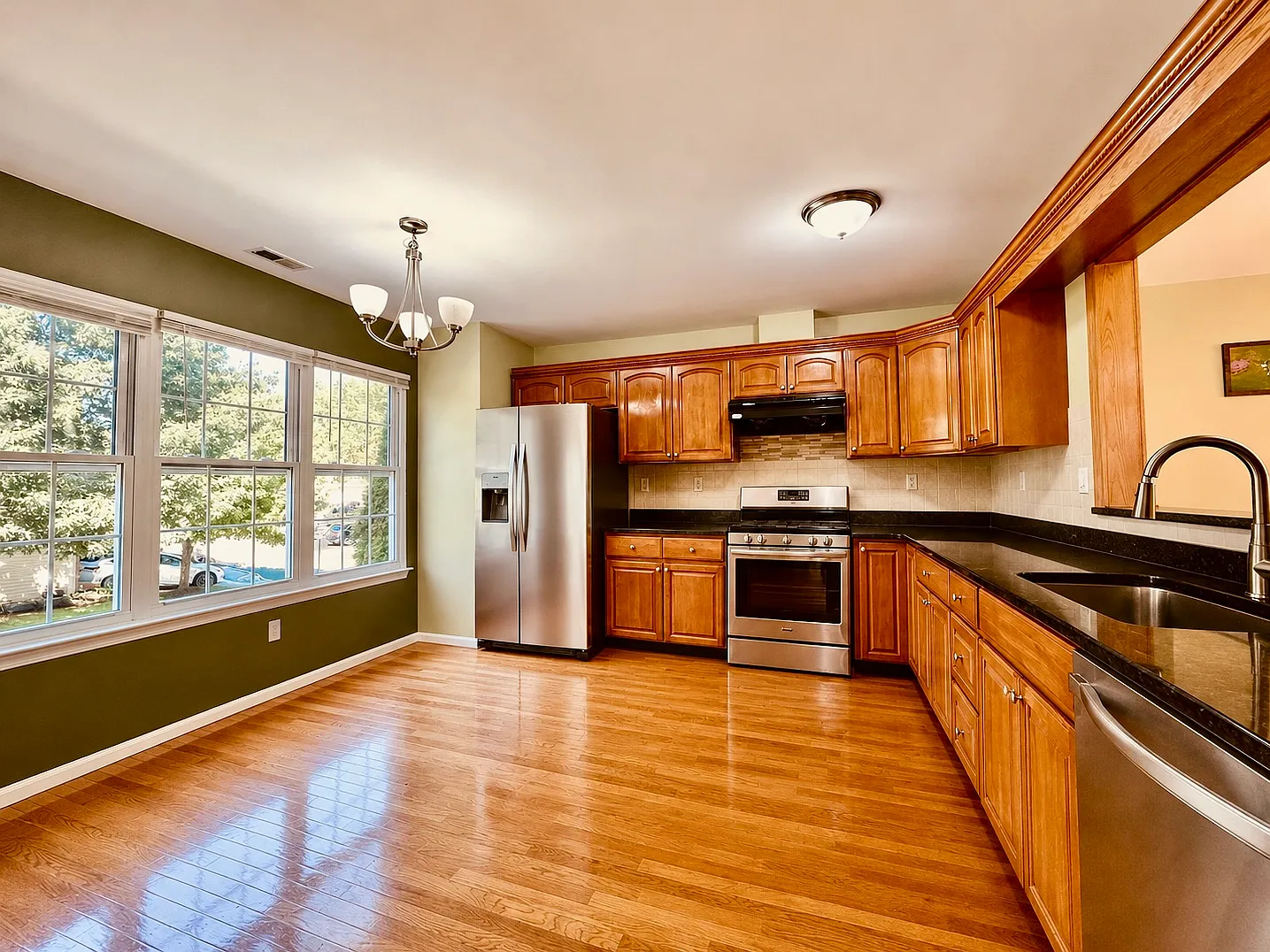 3 bed, 2.5 bath, 1936 sqft, $3,150 — Photo 3