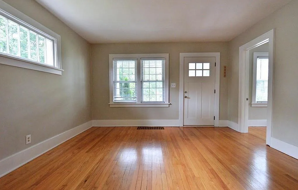 3 bed, 960 sqft, $2,100 — Photo 4