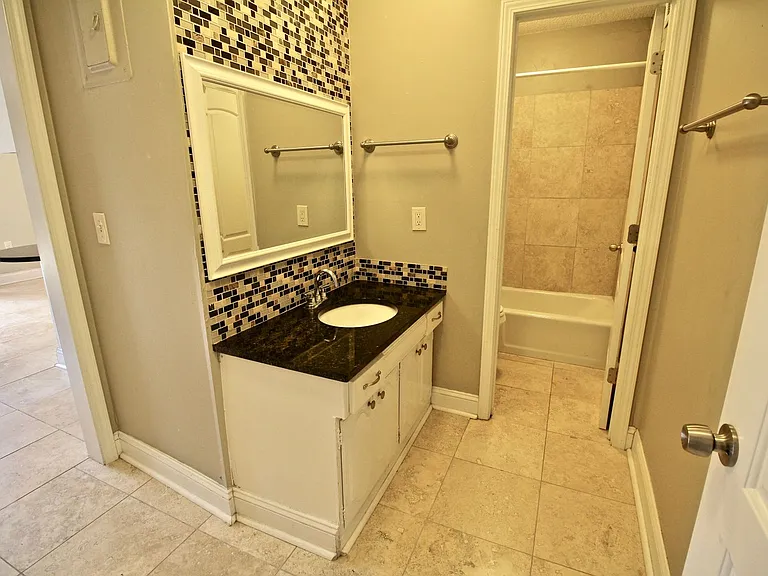 Plaza 44 Apartments — Photo 14
