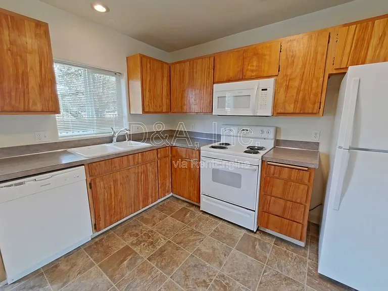415 SE Mayberry Ave — Photo 6
