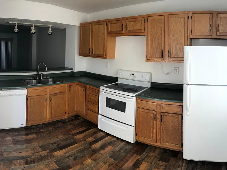1 Weaver Town Homes — Photo 4
