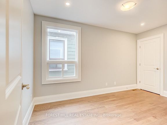 4th image of 25 Iona Ave