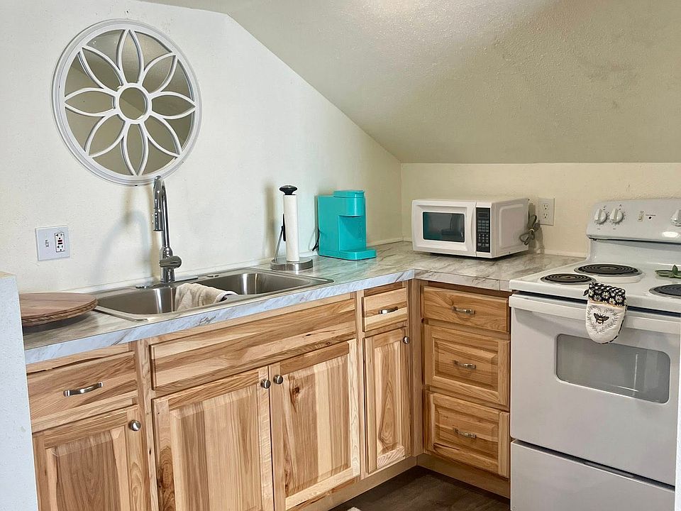 Updated cupboards, flooring, range, Keurig coffee maker, ALL supplied in the cute Kitchen