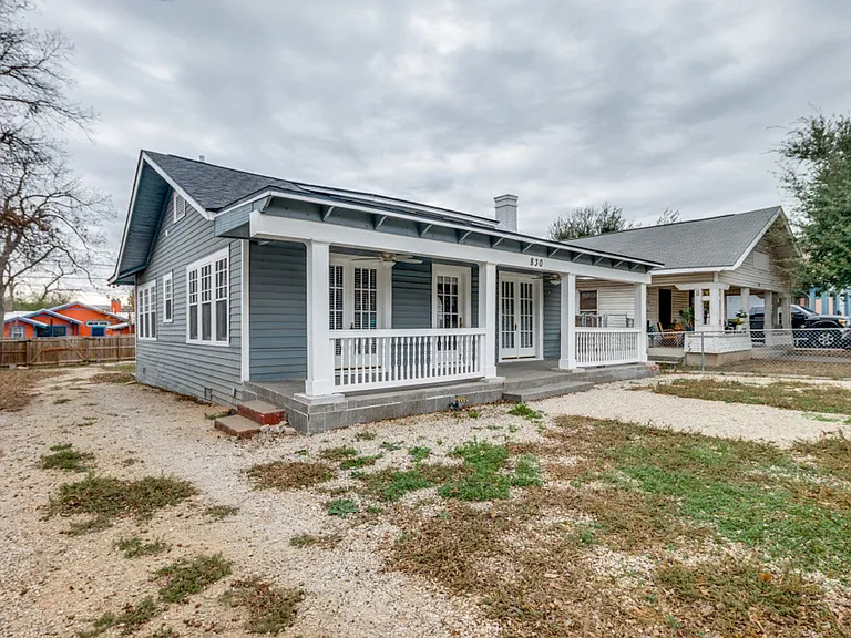 830 W Craig Pl — Photo 2