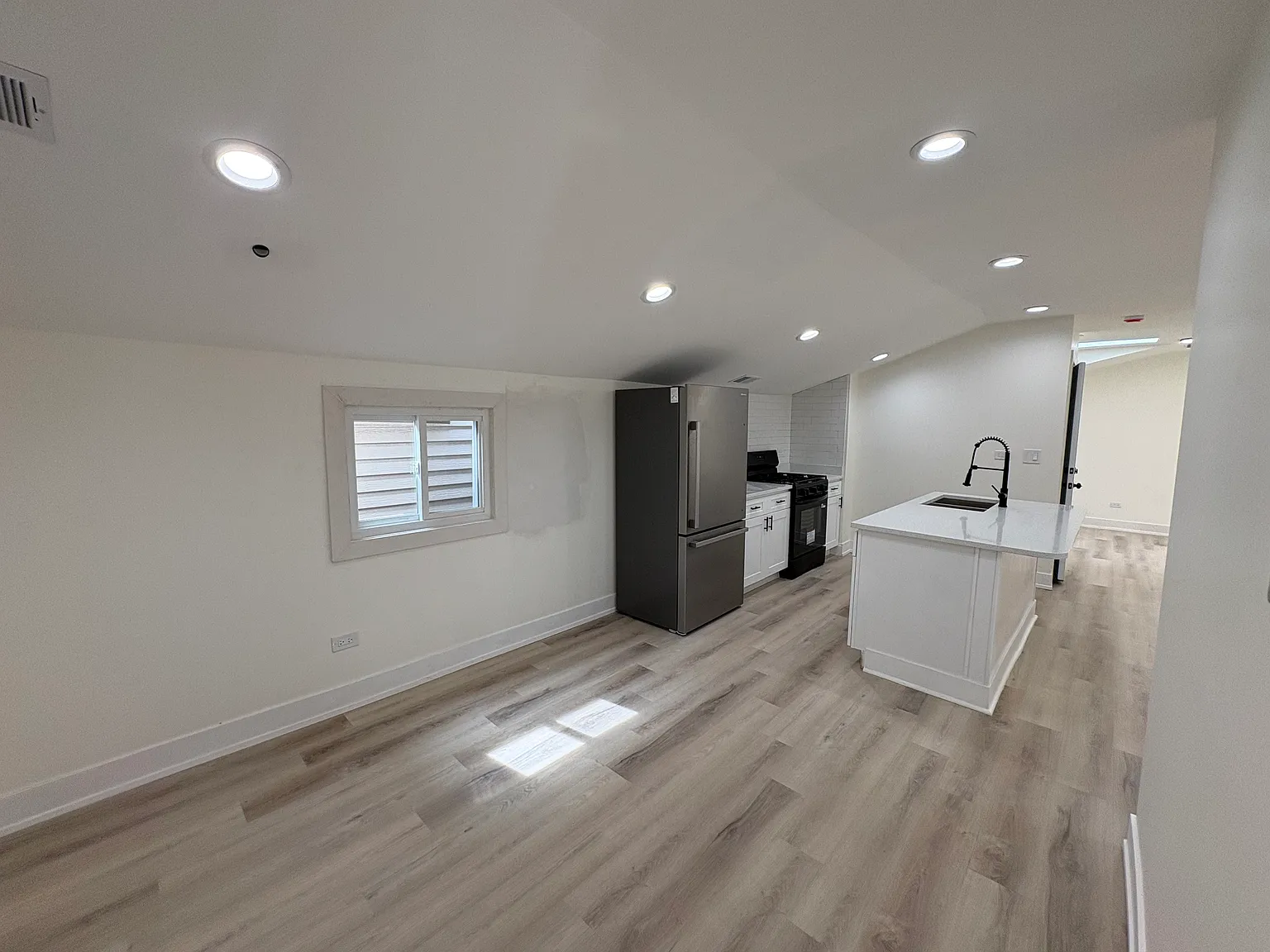3 bed, 1050 sqft, $2,500 — Photo 3