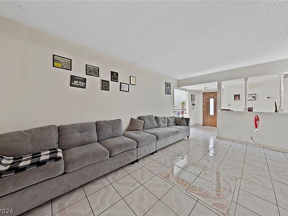 3rd image of 2250 Capistrano Ave