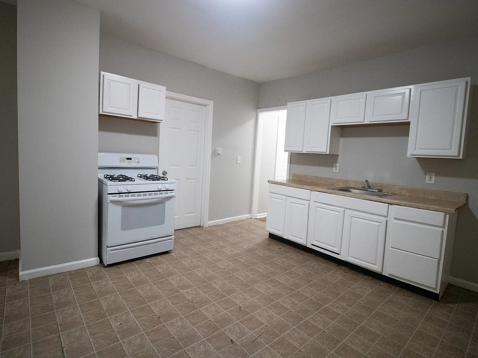 3 bed, 1100 sqft, $1,945 — Photo 2