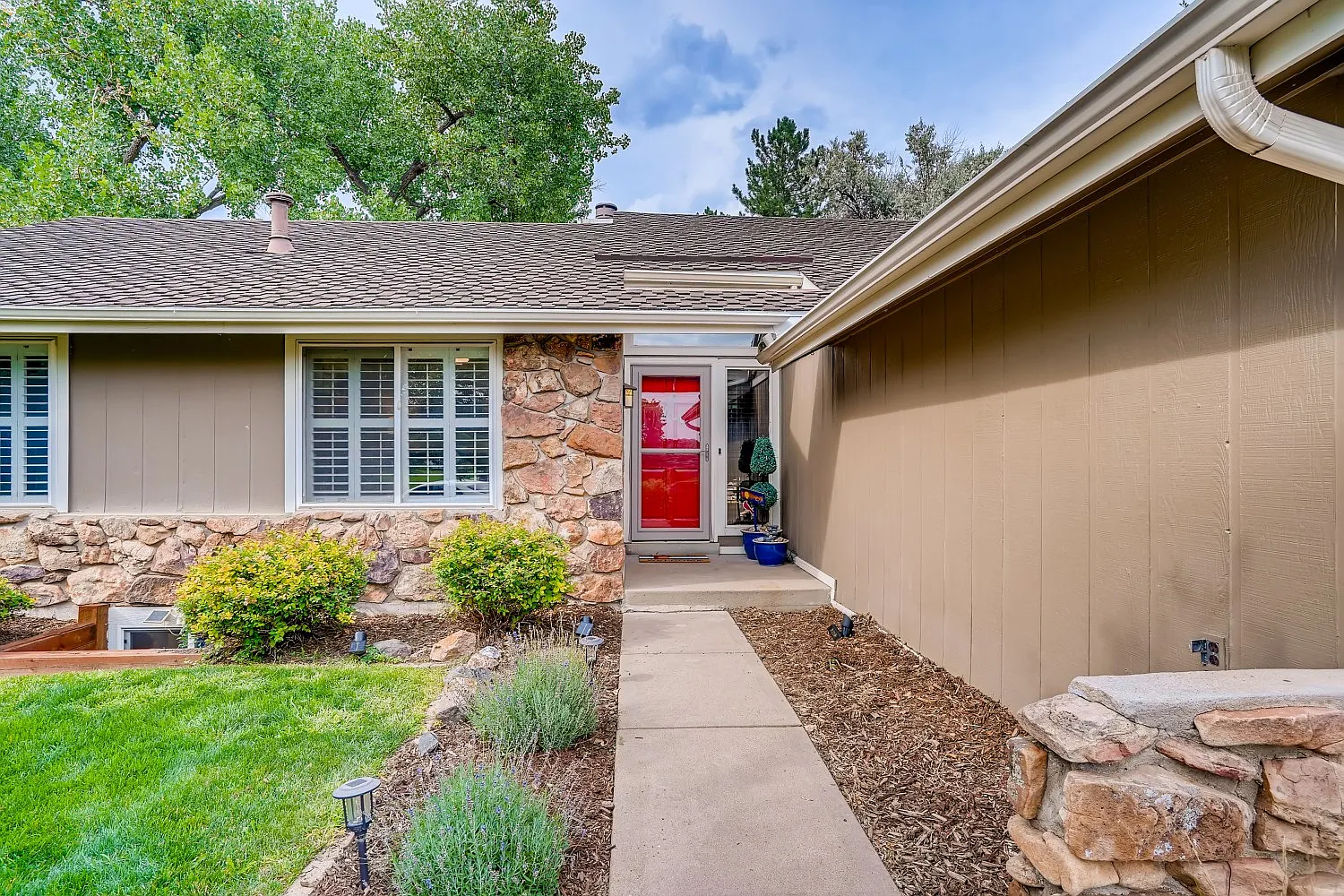 4 bed, 2550 sqft, $5,850 — Photo 3