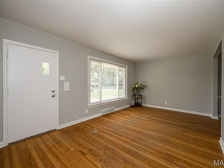 1225 Newark Dr — Photo 2