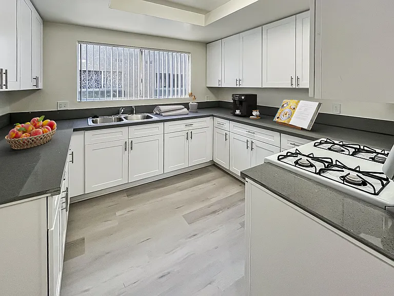 15520 Parthenia St #20 — Photo 3