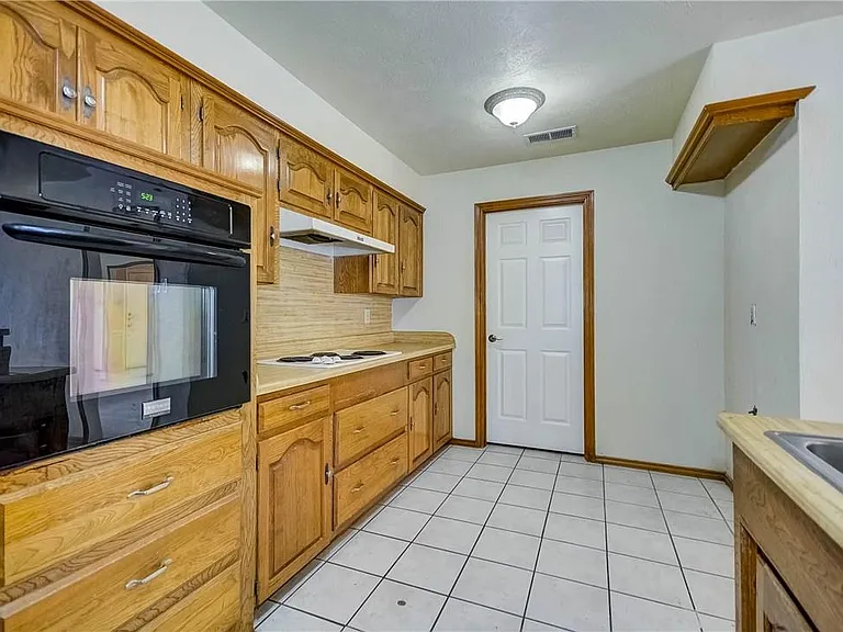 1104 Wimbledon Ln — Photo 5