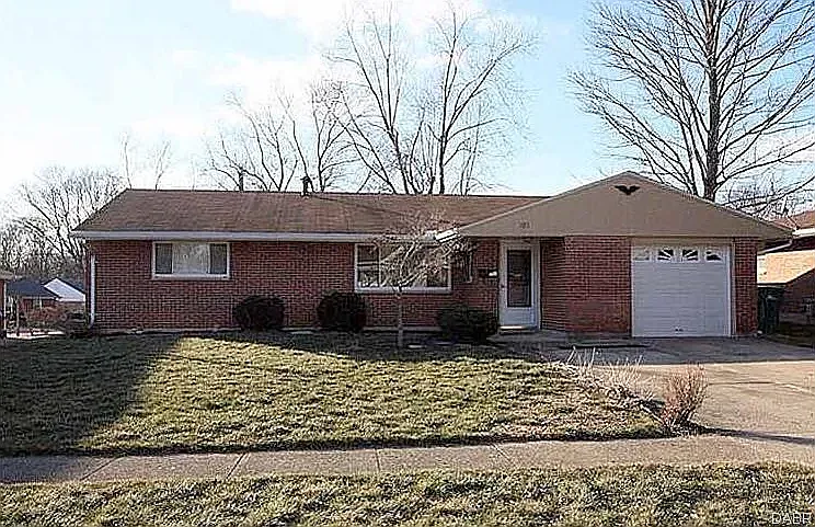 105 Catalpa Dr — Photo 1