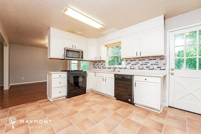 1205 Masters Ln — Photo 9