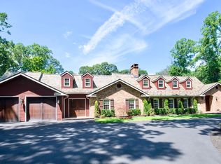 19 Pinoak Ln, Saint James, NY 11780