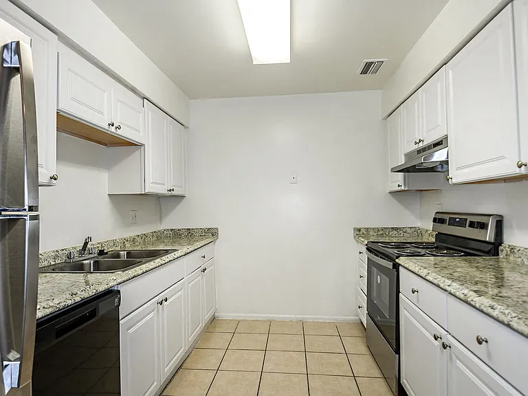 Woodlake Villas — Photo 9
