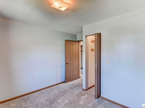 3rd image of 52 Heights Cir