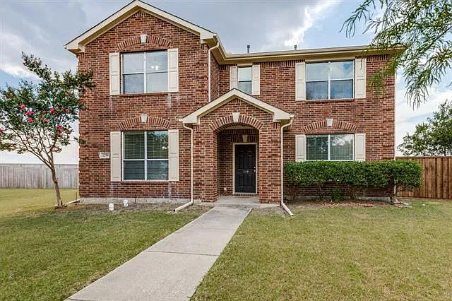 3 bed, 2304 sqft, $2,100 — Photo 2