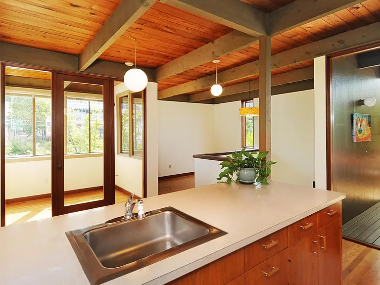 Functional kitchen, with pull out drawers, stainless stove/fridge. New dishwasher.