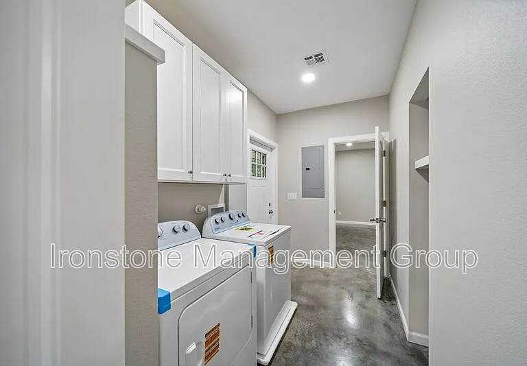 848 S Pine St — Photo 5