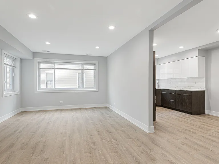 2330 W Lunt Ave #401 — Photo 2