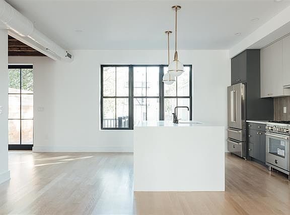 4th image of 330 Whiton St
