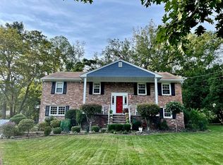 215 Camelot Ct, Mountainside, NJ 07092