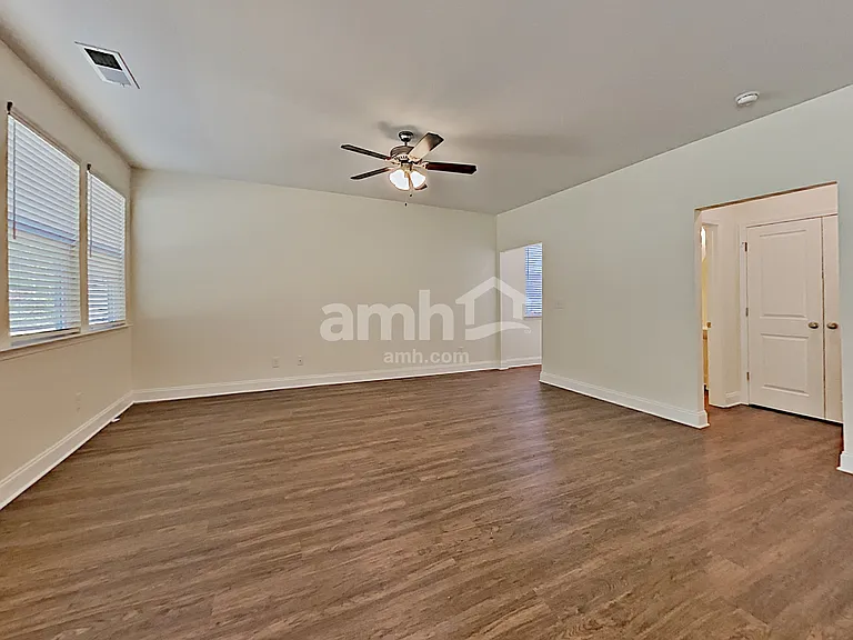 124 Lindridge Dr — Photo 7