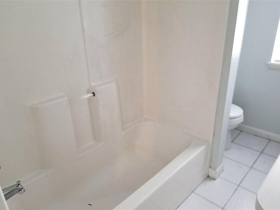3rd image of 411 SW 27th St