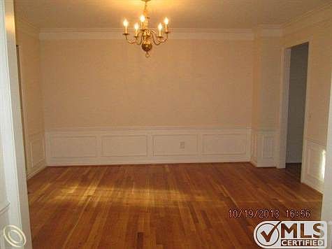DINING ROOM.JPG