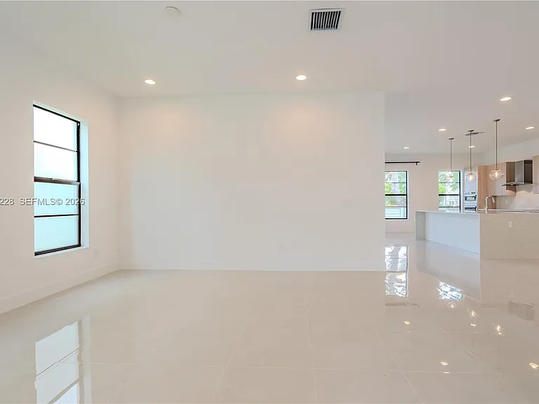 1427 SW 23rd St — Photo 5