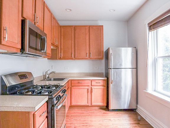 2nd image of 457 W Roslyn Pl #2