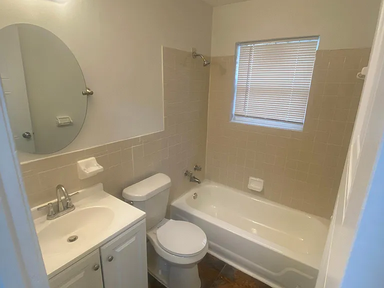 964 Blythe St — Photo 8