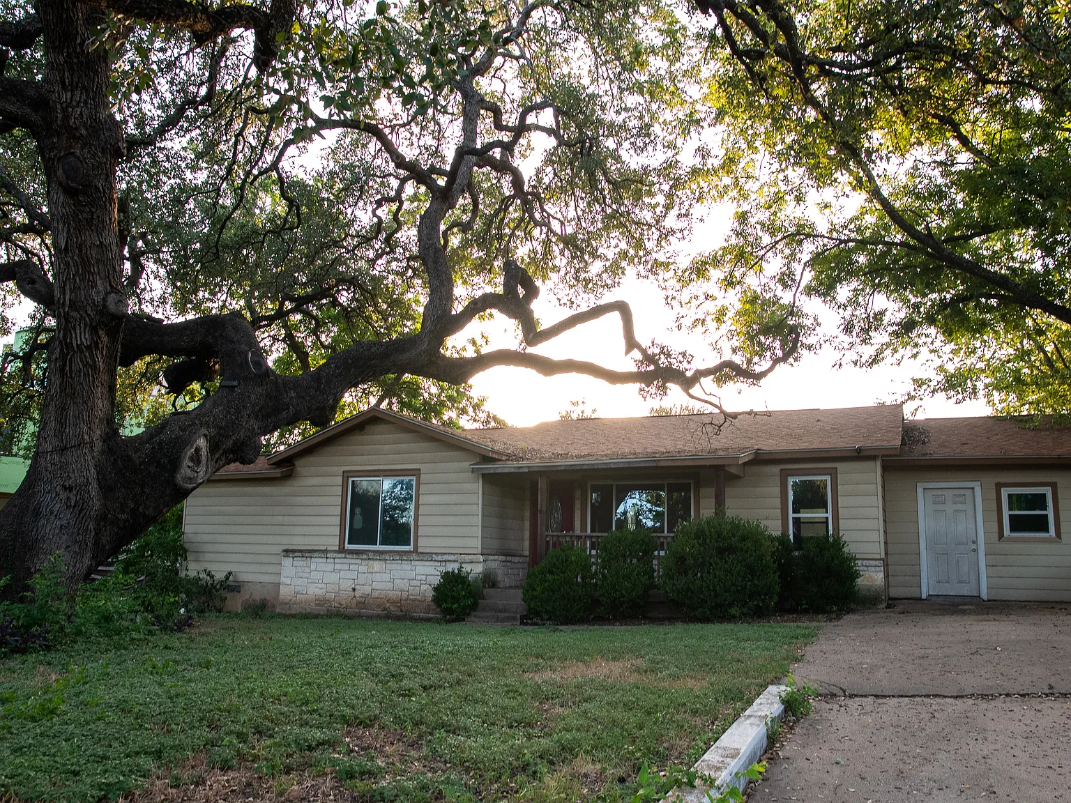 4 bed, 2200 sqft, $3,000 — Photo 1
