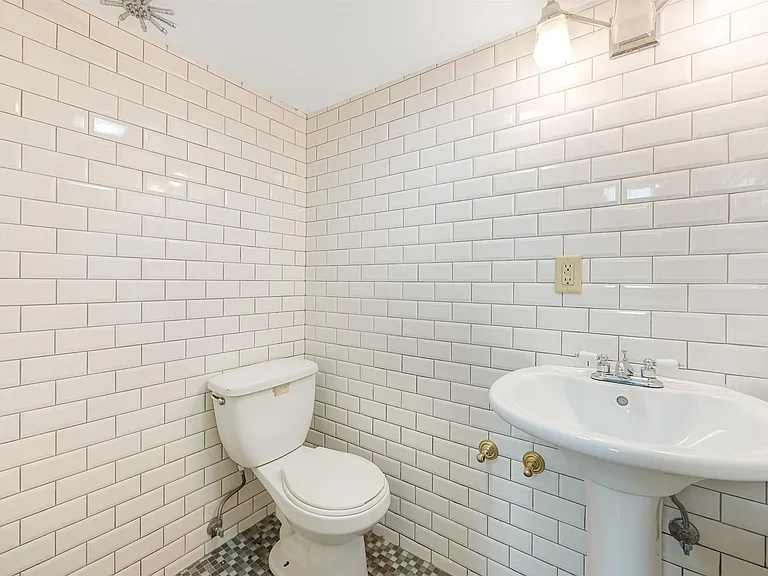 258 Woodlawn Ave — Photo 29