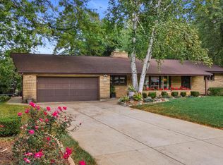 N62W15926 Skyline Dr, Menomonee Falls, WI 53051