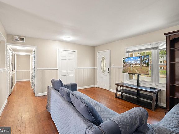 4th image of 1301 N Amelia St