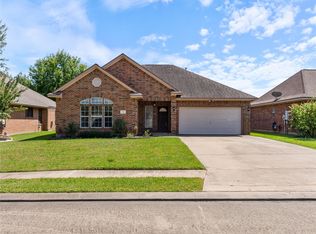 54 Tangerine Ct, Lake Jackson, TX 77566