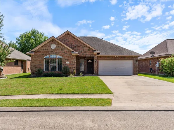 54 Tangerine Ct, Lake Jackson, TX 77566