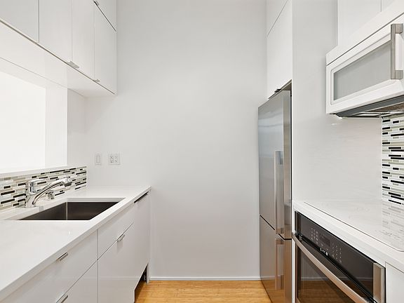 4th image of 300 3rd St APT 1403