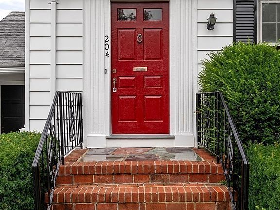 3rd image of 204 Thacher St