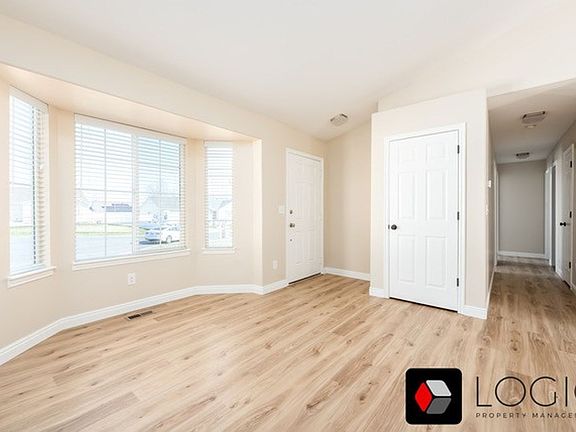 3rd image of 4865 Mountain Park Cir