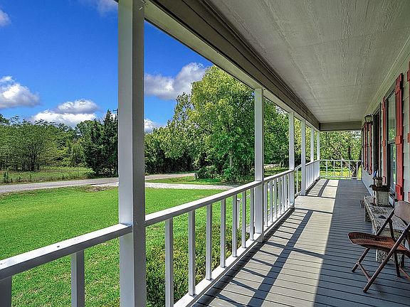 3rd image of 393 Meadowlake Dr