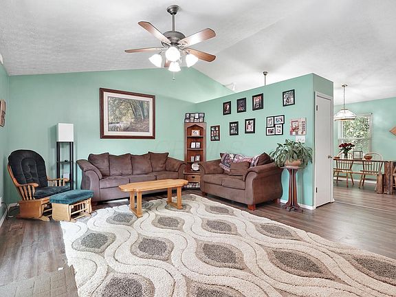4th image of 464 Hillview St