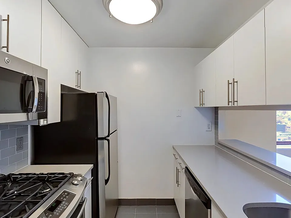 260 W 52nd St #7C